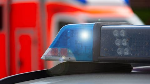 Seniorin stirbt bei Unfall mit Tretroller im Donnersbergkreis. Das Bild zeigt ein Polizeilicht vor einem Krankenwagen. (Foto: dpa Bildfunk, picture alliance / Fotostand | Fotostand / Gelhot)