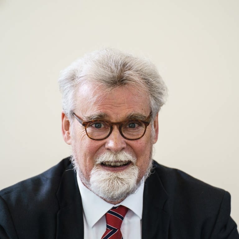 Justizminister Herbert Mertin (FDP) zum Ermittlungsstand nach den tötlichen Schüssen auf Polizistrn (Foto: dpa Bildfunk, Picture Alliance)