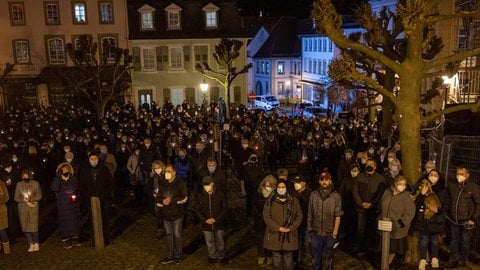 Trauernde vor der Stadtkirche in Kusel. Sie nehmen Abschied von einer jungen Polizistin und einem Polizisten, die bei einer Verkehrskontrolle von mutmaßlichen Wilderern erschossen wurden. (Foto: picture-alliance / Reportdienste, picture alliance/dpa | Harald Tittel)