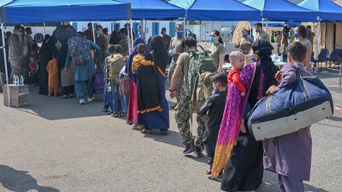 Schutzsuchende aus Afghanistan stehen nach ihrer Ankunft auf der Air Base Ramstein zur Abfertigung an. (Foto: dpa Bildfunk,  picture alliance/dpa/Planet Pix via ZUMA Press Wire | Ssgt. Emma James/U.S. Air)