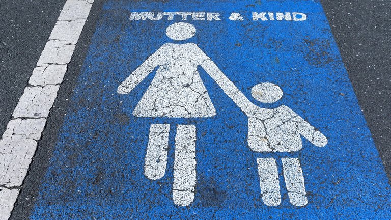 Der Streit um einen solchen Mutter-Kind-Parkplatz ist in Kaiserslautern eskaliert. (Foto: IMAGO,  imagebroker)