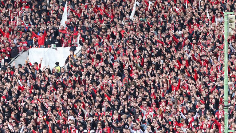 Die Fans des 1. FC Kaiserslautern in der Westkurve des Fritz-Walter-Stadions. (Foto: picture-alliance / Reportdienste, picture alliance / Eibner-Pressefoto | Hilmes Eibner-Pressefoto)