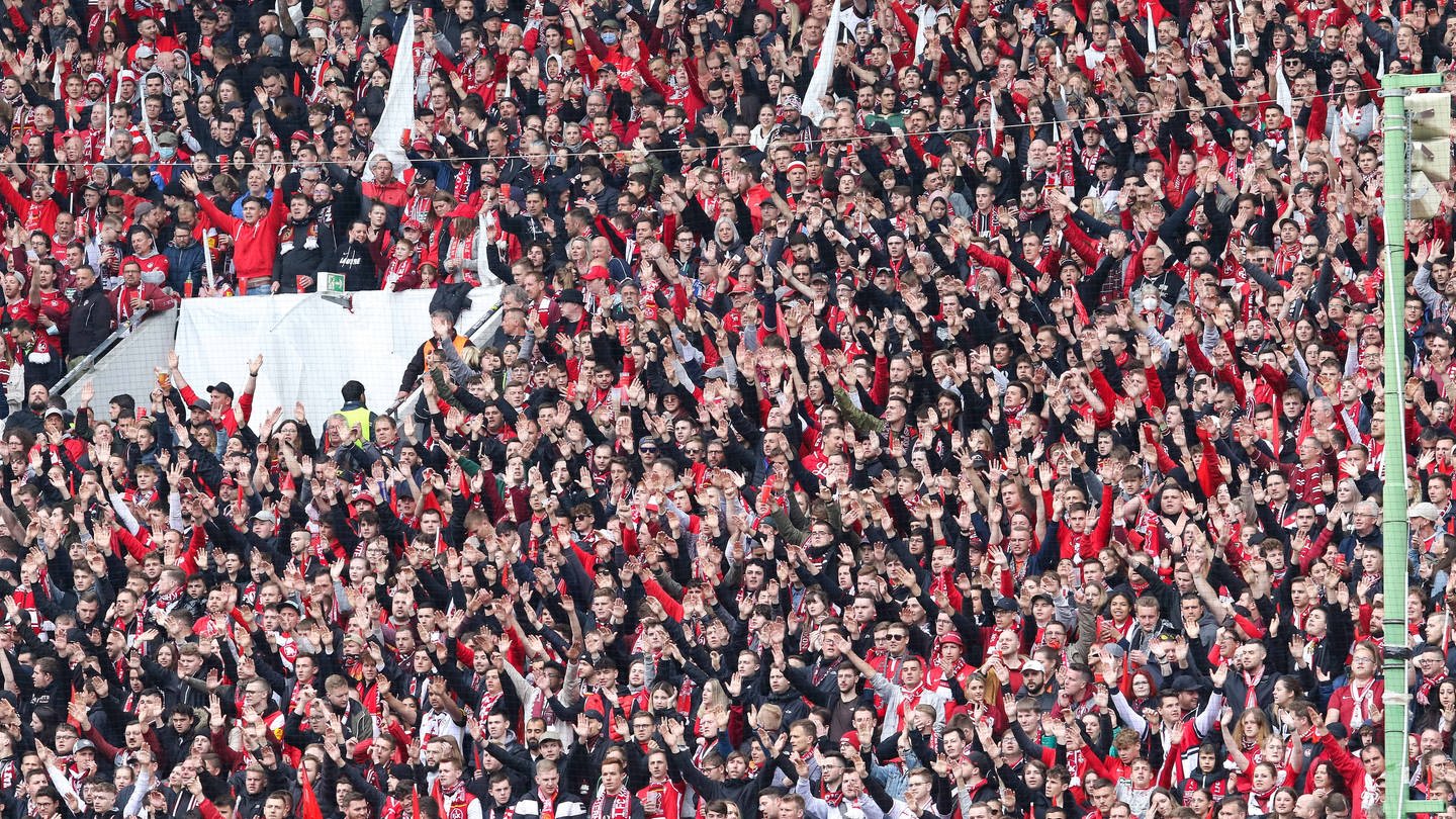 Die Fans des 1. FC Kaiserslautern in der Westkurve des Fritz-Walter-Stadions.