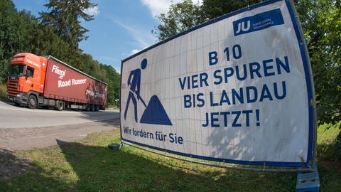 Ein Schild, das vier Spuren für die B10 bei Hauenstein fordert (Foto: picture-alliance / Reportdienste, picture alliance / dpa | Uwe Anspach)