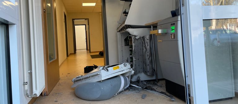 Der Geldautomat in Mölschbach wurde aufgebrochen, große und kleine Teile des Automaten liegen auf dem Boden. (Foto: SWR)