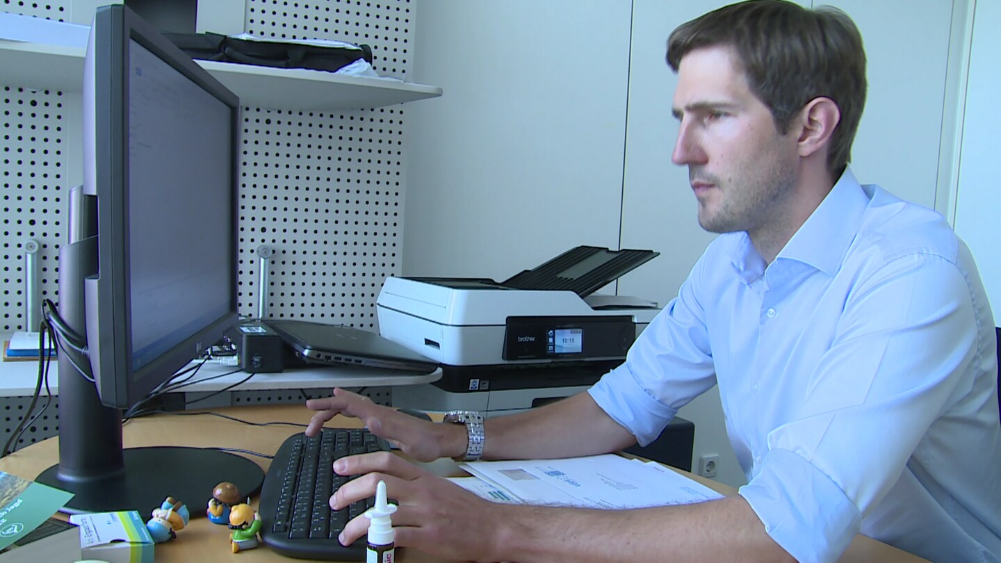 Christoph Gensch sitzt am Rechner in seinem Büro in Mainz (Foto: SWR)
