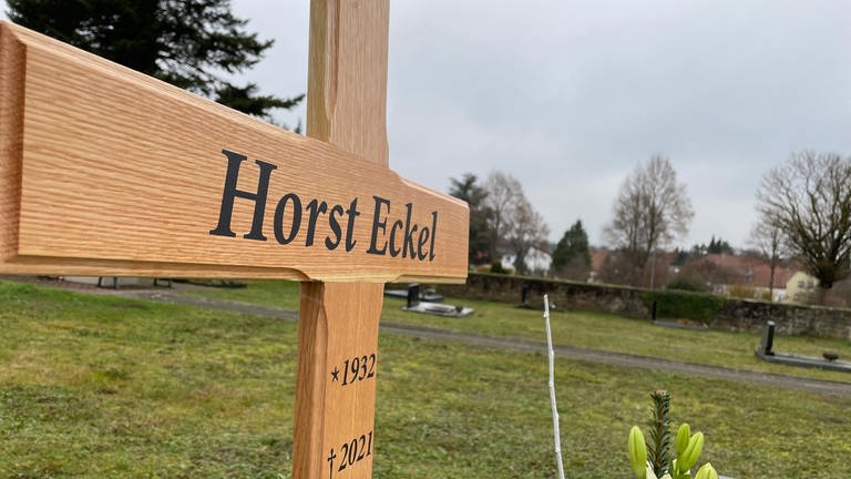Das Kreuz am Grab von Horst Eckel auf dem Friedhof in Vogelbach. (Foto: SWR)