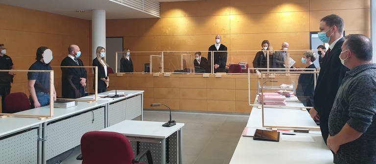 Der Angeklagte und das Gericht im Saal des Landgerichtes Kaiserslautern (Foto: SWR)
