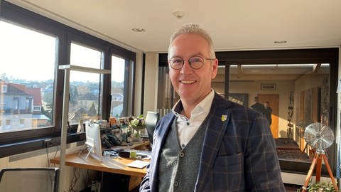 Rainer Guth, Landrat des Donnersbergkreises, steht in seinem Büro in Kirchheimbolanden. (Foto: SWR)