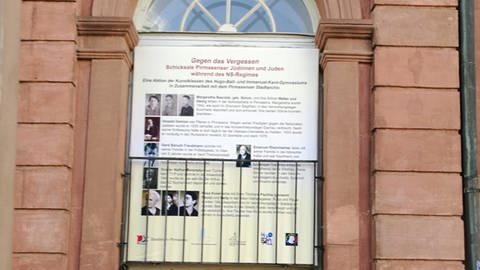 Plakat der Ausstellung "Gegen das Vergessen" am Alten Rathaus in Pirmasens (Foto: Stadtarchiv Pirmasens)