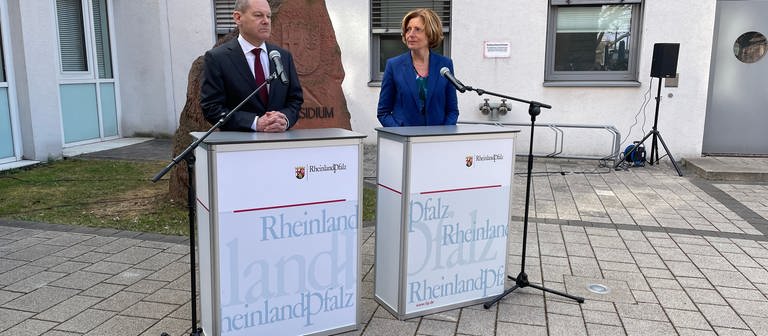 Scholz und Dreyer nach Besuch der Polizei Kaiserslautern (Foto: SWR)