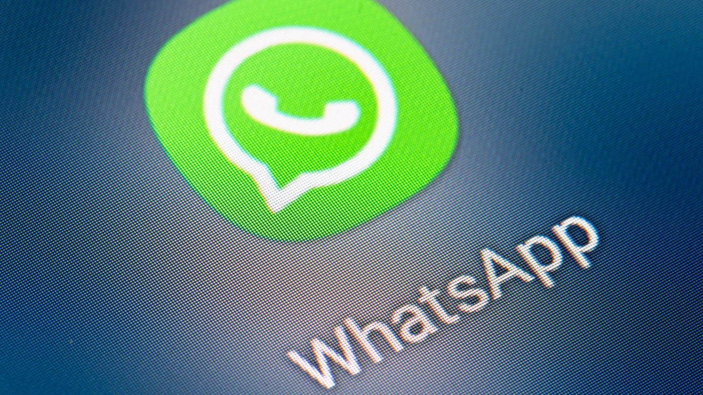 Auf dem Bildschirm eines Smartphones sieht man das Icon der App Whatsapp. (Foto: picture-alliance / Reportdienste, picture alliance/dpa | Fabian Sommer)