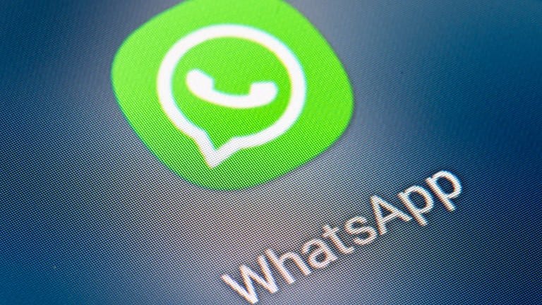 Auf dem Bildschirm eines Smartphones sieht man das Icon der App Whatsapp.  (Foto: picture-alliance / Reportdienste, picture alliance/dpa | Fabian Sommer)