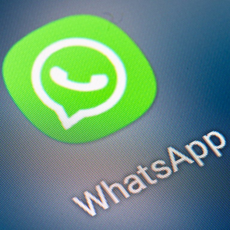 Auf dem Bildschirm eines Smartphones sieht man das Icon der App Whatsapp.  (Foto: picture-alliance / Reportdienste, picture alliance/dpa | Fabian Sommer)
