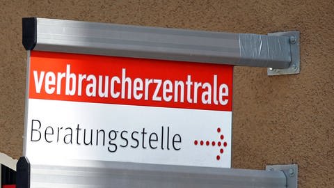 Ein Schild mit der Aufschrift Verbraucherzentrale vor einem Haus. Die Verbraucherzentrale in Kaiserslautern warnt vor Betrügern. (Foto: dpa Bildfunk, picture alliance/dpa/dpa-Zentralbild | Jan Woitas)