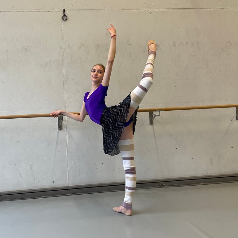 Die Balletttänzerin Elizaveta Gorbachova macht eine Ballettpose an der Ballettstange im Pfalztheater (Foto: SWR)