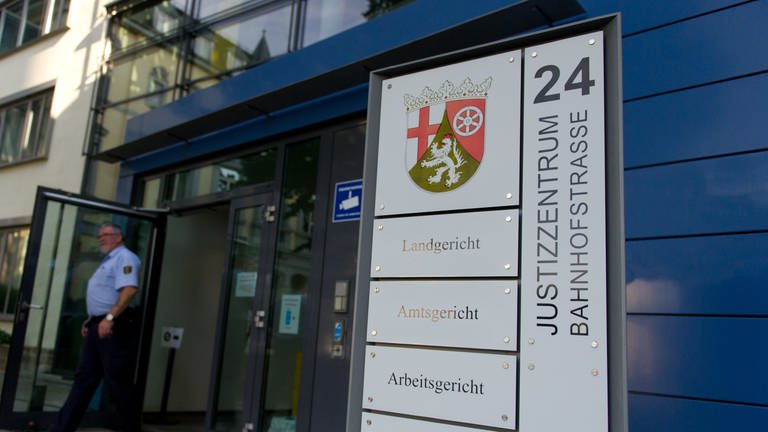 Eingangsbereich des Justizzentrums in Kaiserslautern