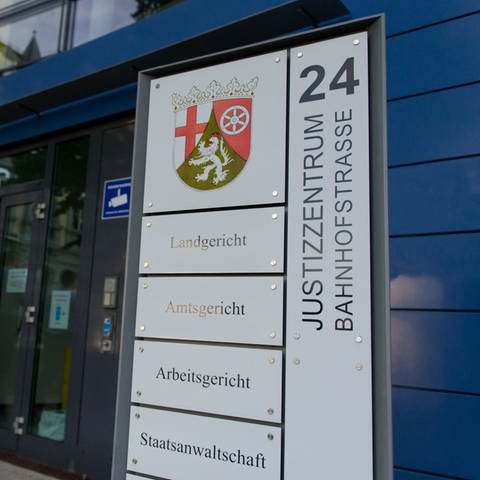 Eingangsbereich des Justizzentrums in Kaiserslautern (Foto: dpa Bildfunk, picture alliance / Jan Peter/dpa)