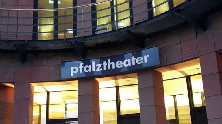 Pfalztheater in Kaiserslautern hat von roter Beleuchtung auf gelb geschaltet 
