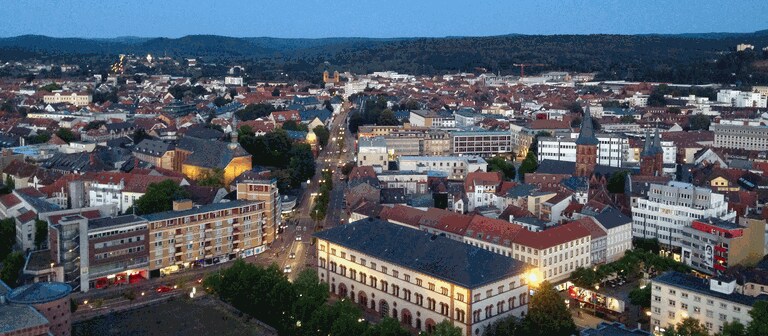 Blick vom Rathaus auf die Innenstadt von Kaiserslautern bei Nacht (Foto: SWR)