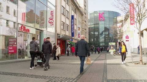Menschen spazieren durch die Fußgängerzone in Kaiserslautern. (Foto: SWR)