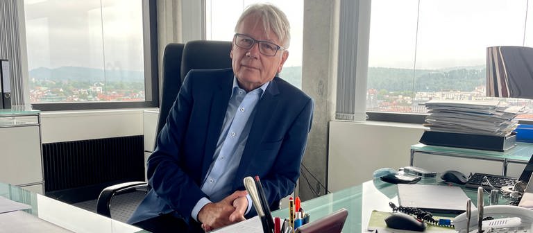 Klaus Weichel an seinem Schreibtisch im Rathaus von Kaiserslautern (Foto: SWR)