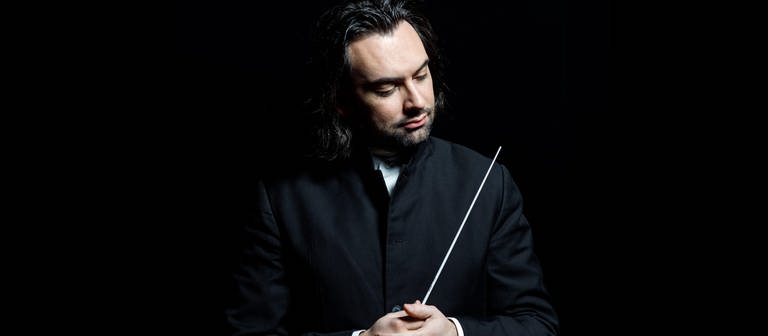 Dirigent Daniele Squeo mit Taktstock (Foto: Pressestelle, Daniele Squeo)