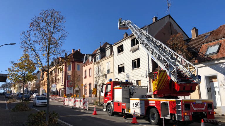 Das abgebrannte Haus in Pirmasens wird untersucht (Foto: SWR)