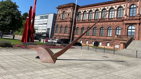 Skulptur von Franz Bernhard vor Pfalzgalerie Kaiserslautern (Foto: SWR)