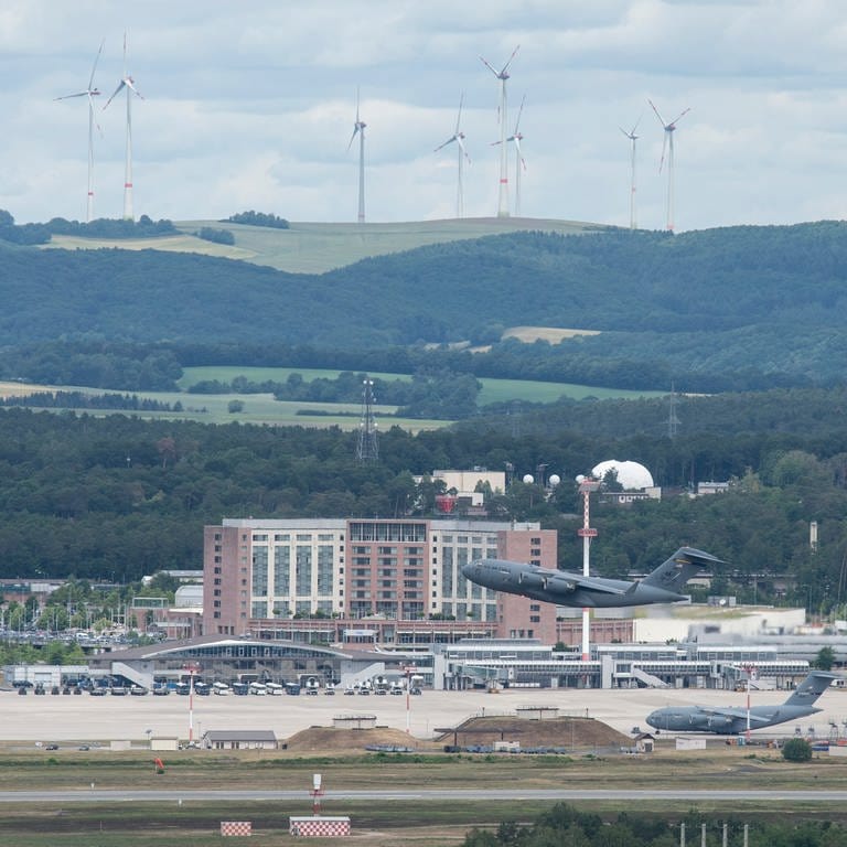 Flugzeuge starten von einem Flugplatz (Foto: picture-alliance / Reportdienste, Picture Alliance)