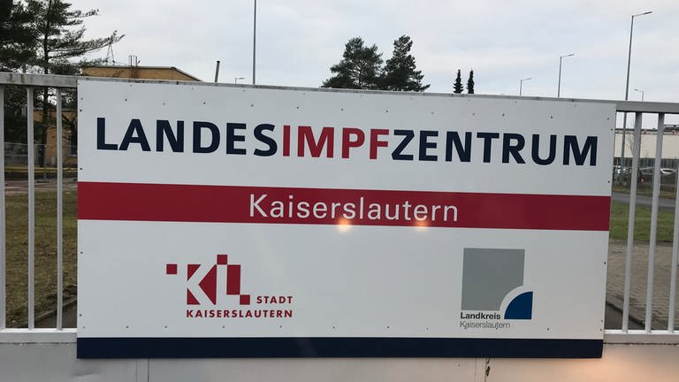 Schild "Impfzentrum Kaiserslautern" (Foto: SWR)