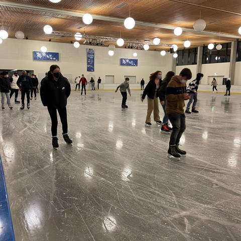 Eisläufer auf der Eisbahn "KL on ICE" in Kaiserslautern