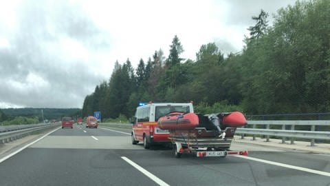 Feuerwehrfahrzeuge mit anhängenden Booten auf der Autobahn (Foto: SWR)