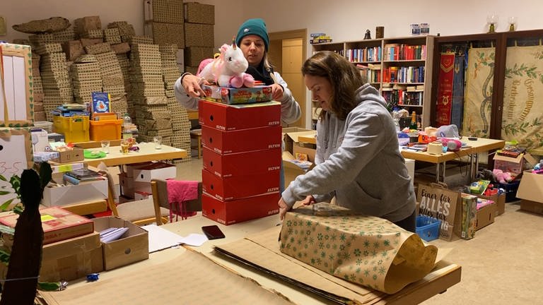 In der Alten Dorfschule in Bechenhofen werden Geschenke für Kinder im Ahrtal gepackt (Foto: SWR, SWR)
