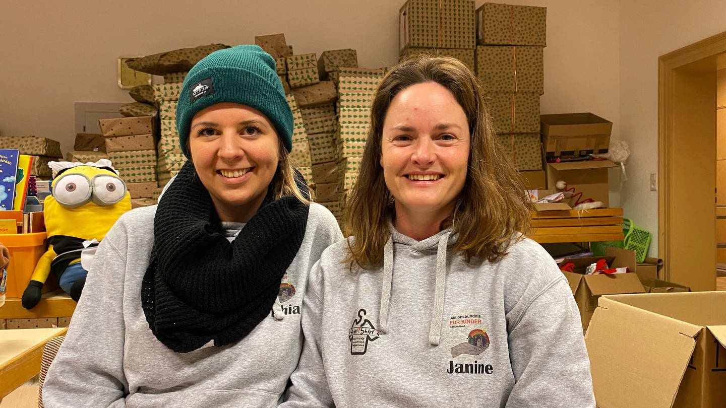 Janine Malkmus (rechts) und Sophia May packen in der Alten Dorfschule in Bechenhofen Geschenke für Kinder im Ahrtal