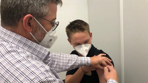 Sanitäter Maximilian Theobald vom ASB bekommt im Impfzentrum Pirmasens eine Corona-Impfung (Foto: SWR)