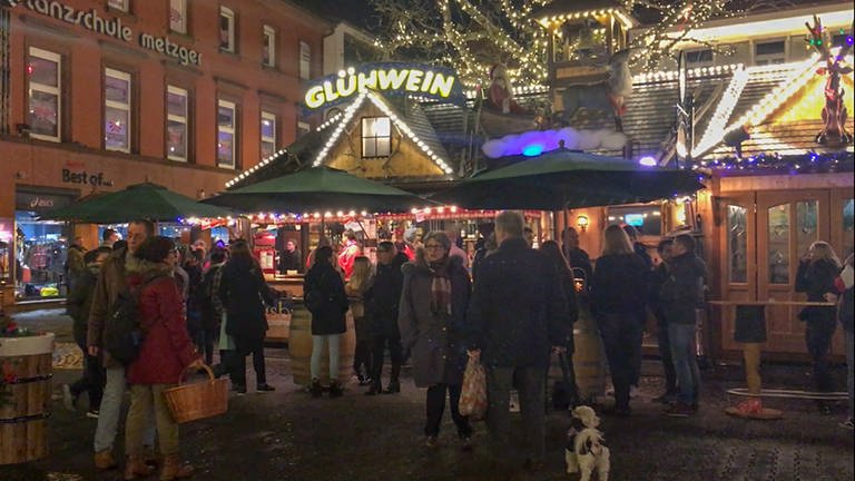 Menschen vor der Glühweinbude auf dem Weihnachtsmarkt in Kaiserslautern. (Foto: SWR)