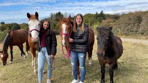 Lena Leils und Hannah Kunz sind überglücklich, dass sie ihre Pferde wieder haben (Foto: SWR)