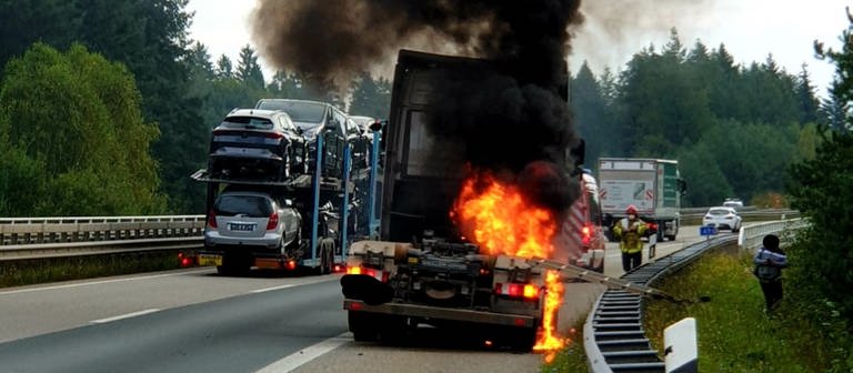 Ein brennender Lastwagen steht auf der A63 bei Kaiserslautern (Foto: Polizeidirektion Kaiserslautern)