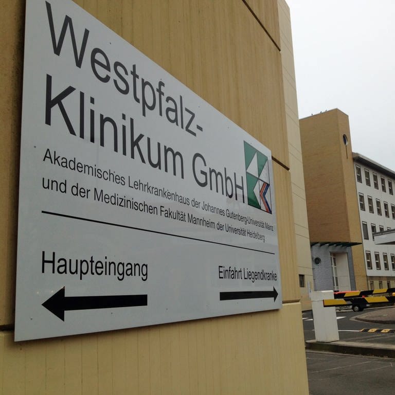 Schild "Westpfalz-Klinikum" (Foto: SWR)