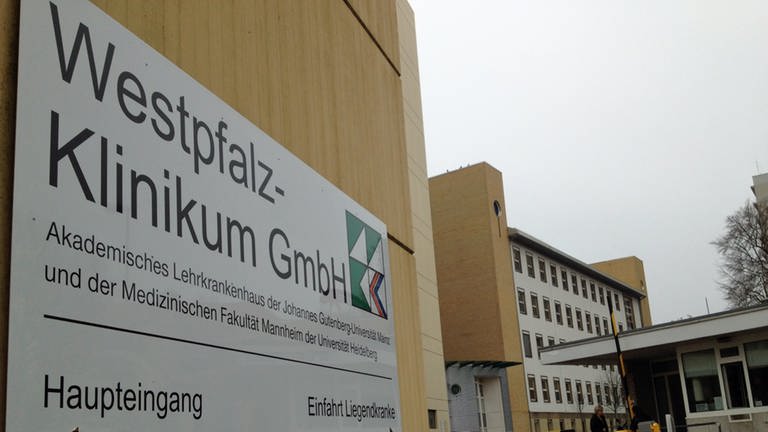 Schild "Westpfalz-Klinikum" (Foto: SWR)