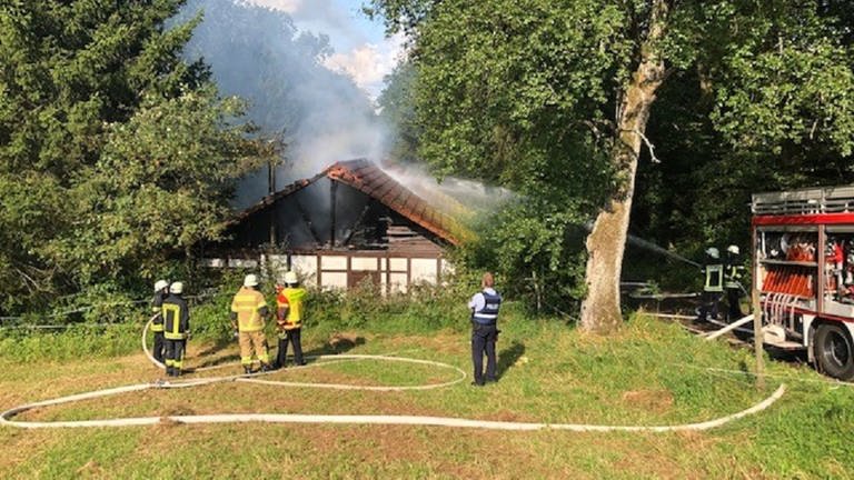 Ein brennendes Fachwerkhaus in Katzweiler. (Foto: Polizeipräsidium Westpfalz)