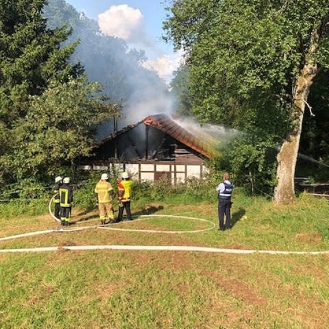 Ein brennendes Fachwerkhaus in Katzweiler. (Foto: Polizeipräsidium Westpfalz)