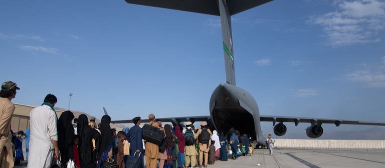 Boing C-17 bei Rettungsmission in Afghanistan (Foto: dpa Bildfunk, picture alliance/dpa/Planet Pix via ZUMA Press Wire | Msgt. Donald R. Allen/U.S. Air )