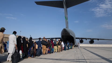 Boing C-17 bei Rettungsmission in Afghanistan (Foto: dpa Bildfunk, picture alliance/dpa/Planet Pix via ZUMA Press Wire | Msgt. Donald R. Allen/U.S. Air )