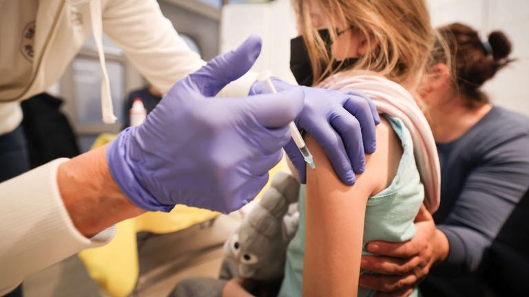 Viele Kinder sollen in Zweibrücken eine Impfung gegen Corona bekommen (Foto: picture-alliance / Reportdienste, picture alliance/dpa | Christian Charisius)