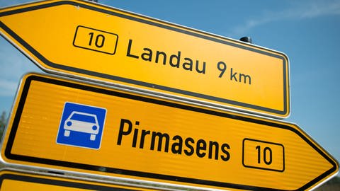 Hinweisschilder für B10 Richtung Landau und Pirmasens (Foto: picture-alliance / Reportdienste, picture alliance / dpa | Uwe Anspach)