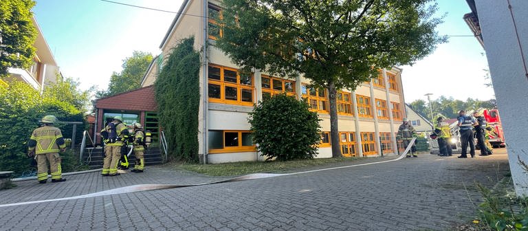 Die Feuerwehr löscht den Brand an der Grundschule in Kaiserslautern (Foto: SWR)