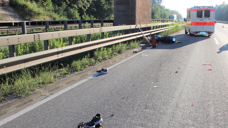 Ein Motorradfahrer wird bei einem Unfall auf der A6 verletzt. (Foto: Polizeidirektion Kaiserslautern)