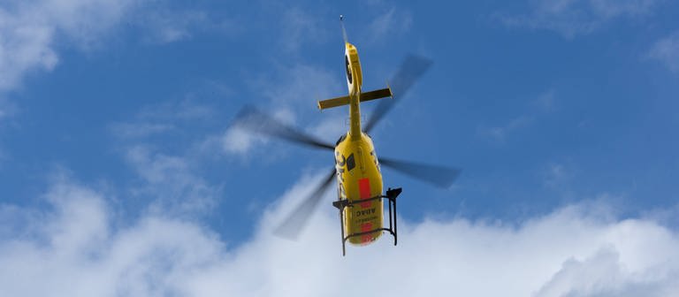 Ein Christoph Rettungshubschrauber der ADAC-Luftrettung fliegt in der Luft. (Foto: IMAGO, IMAGO / Fotostand)